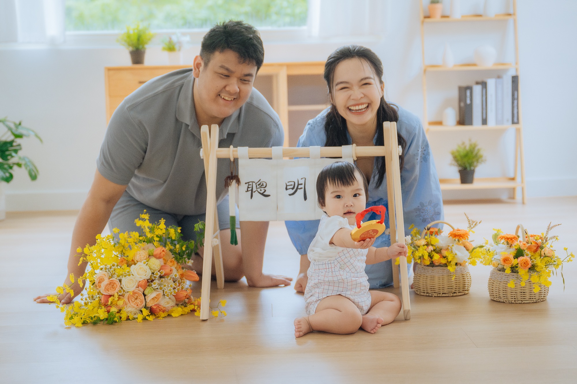 抓週攝影作品：親子抓週合影